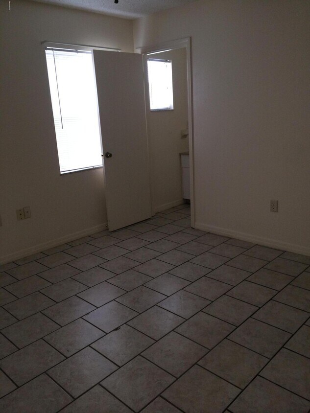 Foto del edificio - 630 Leo Dr