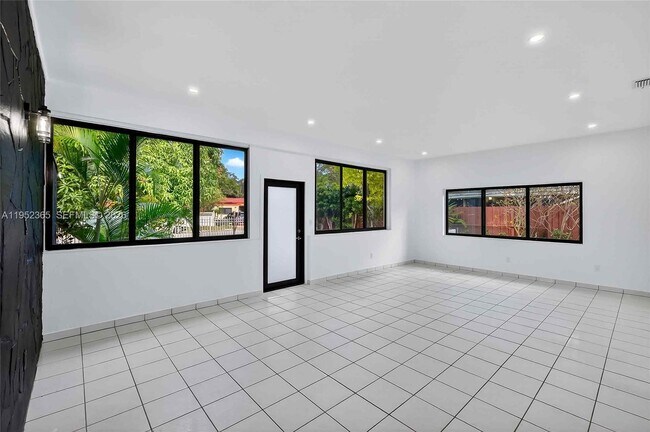 Building Photo - 524 NE 160th Terrace