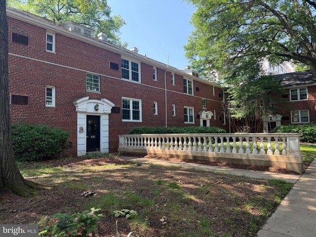 Foto del edificio - 100 N George Mason Dr