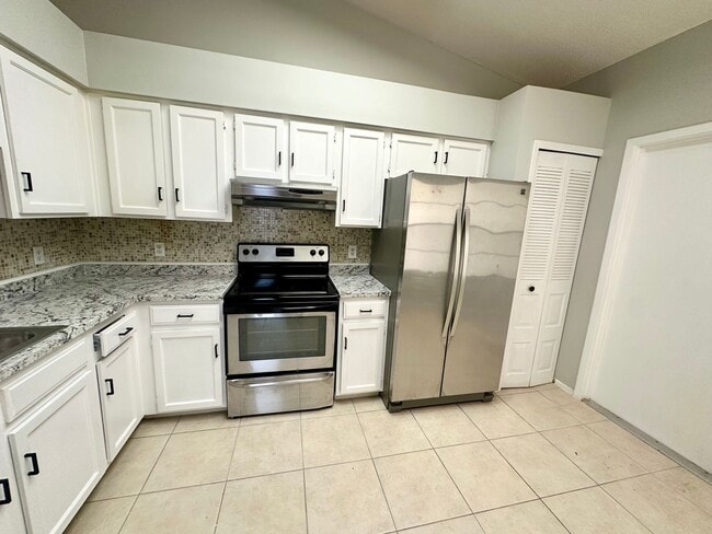Building Photo - Beautiful open 2/2 Near UCF