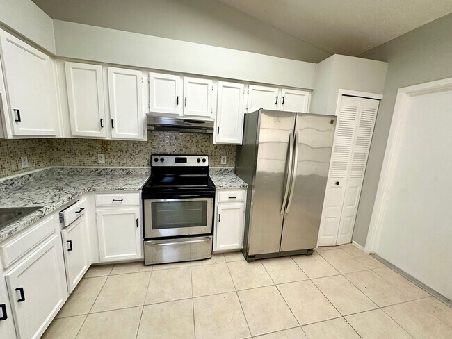 Foto del edificio - Beautiful open 2/2 Near UCF