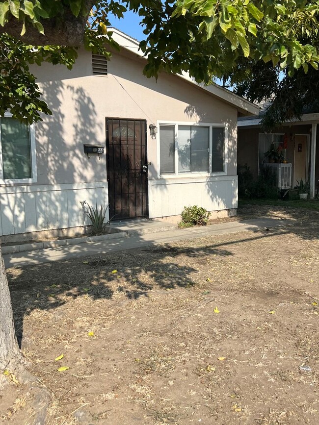 Building Photo - 310 W Sweet Ave