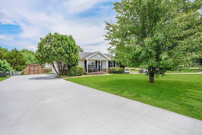 Foto del edificio - Charming House Close to Fort Campbell and ...