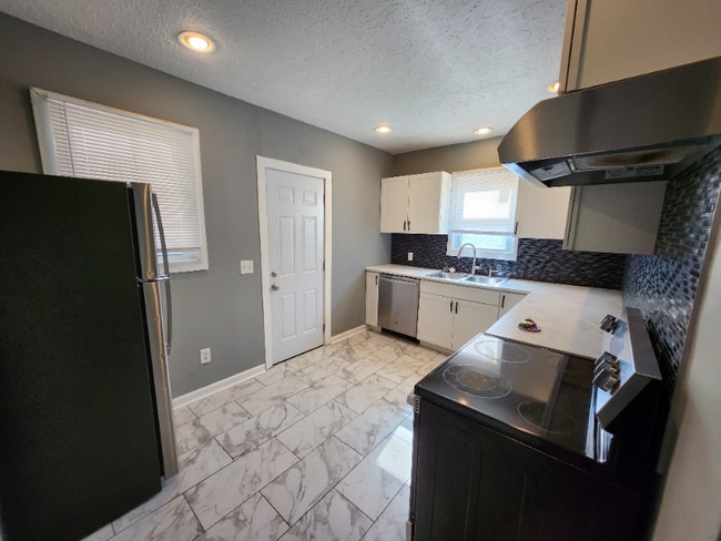 Building Photo - 478 S Richardson Ave