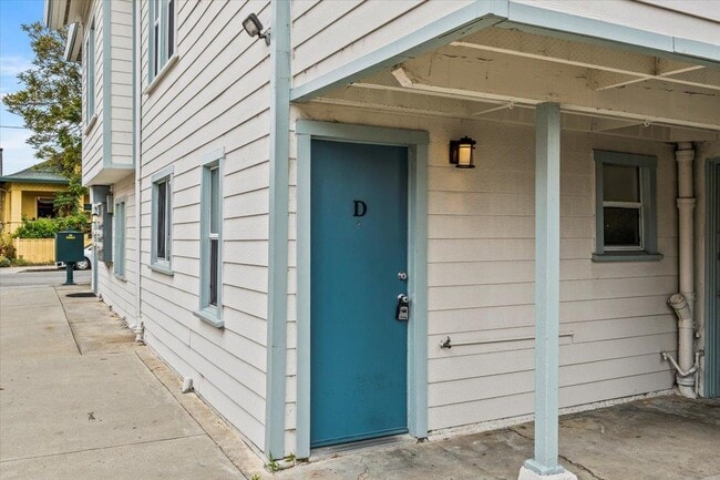Building Photo - Updated 1 bed / 1 bath, conveniently located on the Westside, near the beach, UCSC & downtown