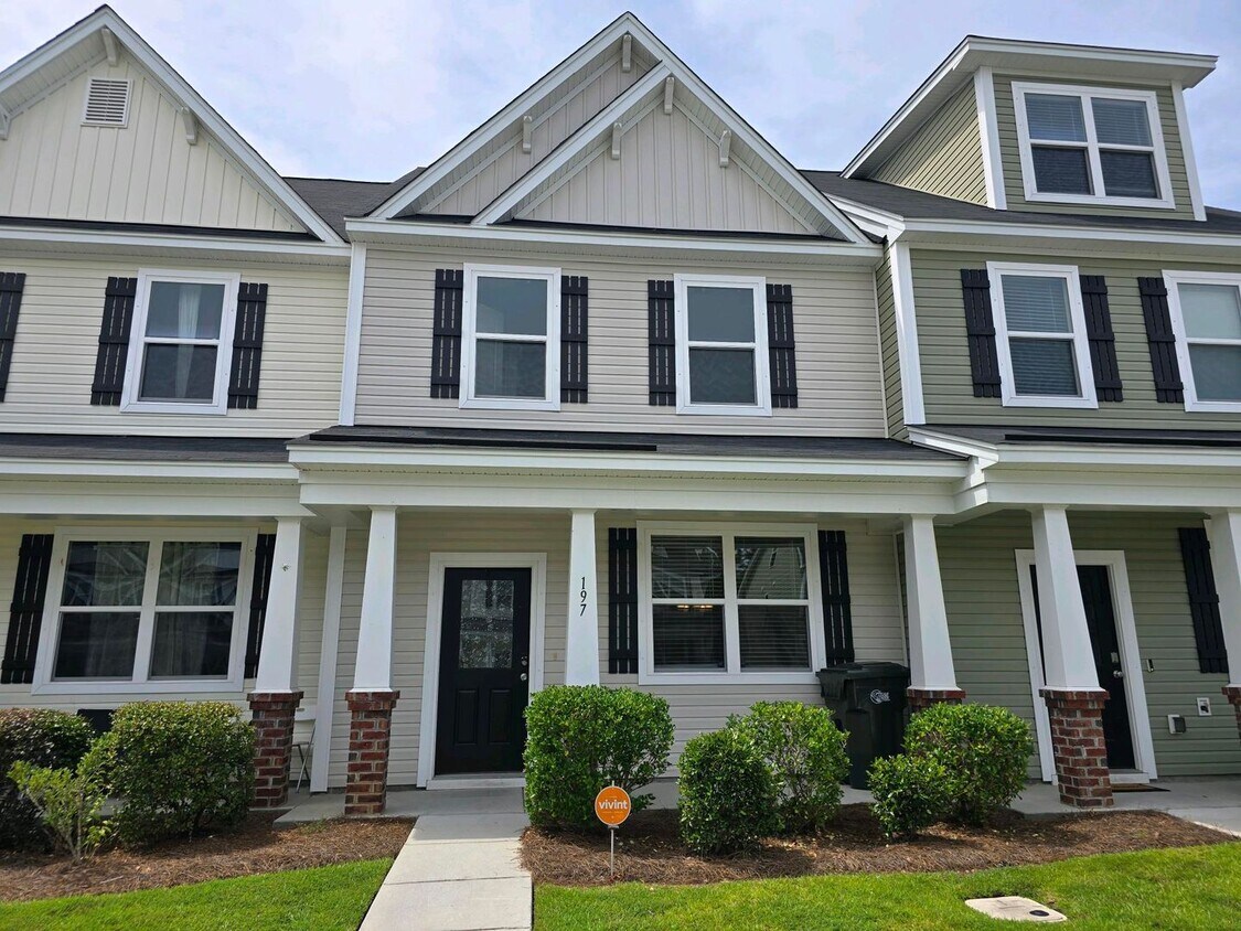 Foto principal - Charming 3-Bedroom Home with Community Poo...