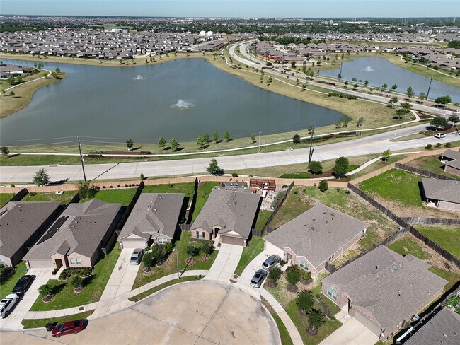 Foto del edificio - 7206 Highland Chase Dr