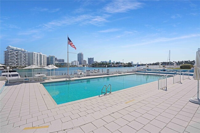 Building Photo - 900 Bay Dr