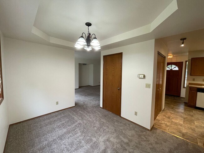 Building Photo - Beautiful Central Kitsap Home!