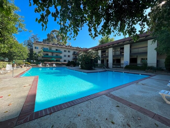 Foto del edificio - AVAILABLE NOW! 1BR w/patio, pool + spa, gym, parking + MORE!