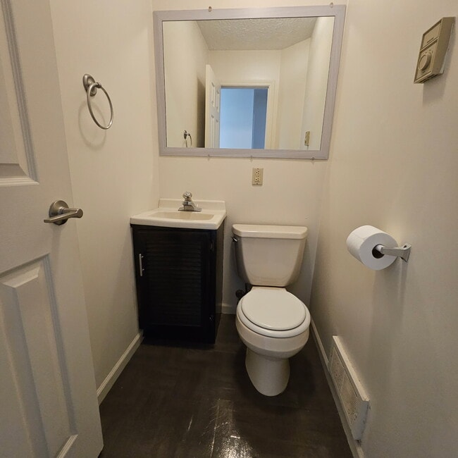 Building Photo - 672 Crowley Rd