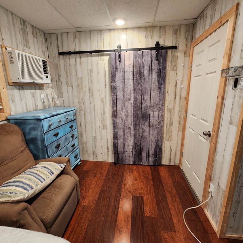 Foto principal - 8128 Norvel Dr N