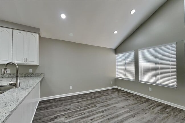 Building Photo - 8607 Pines Pl Dr