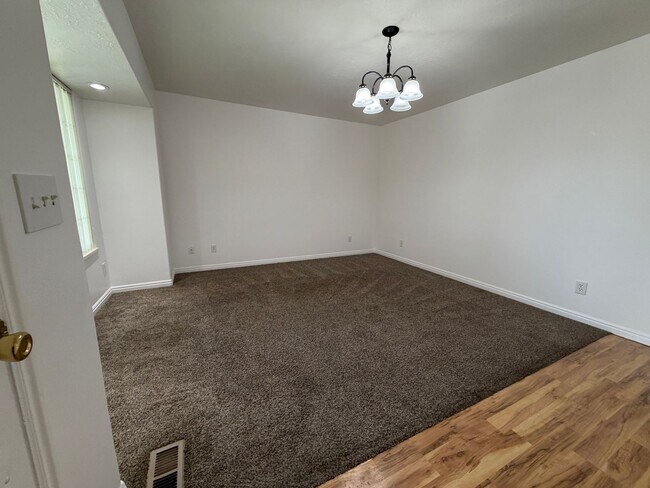 Foto del edificio - Welcome to this Two-Bedroom Duplex in Santaquin, UT