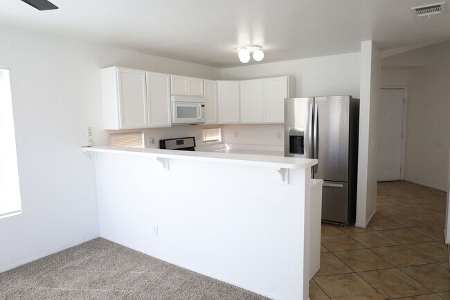 Foto del edificio - Lovely Two-Story home with Pool on Eastside!