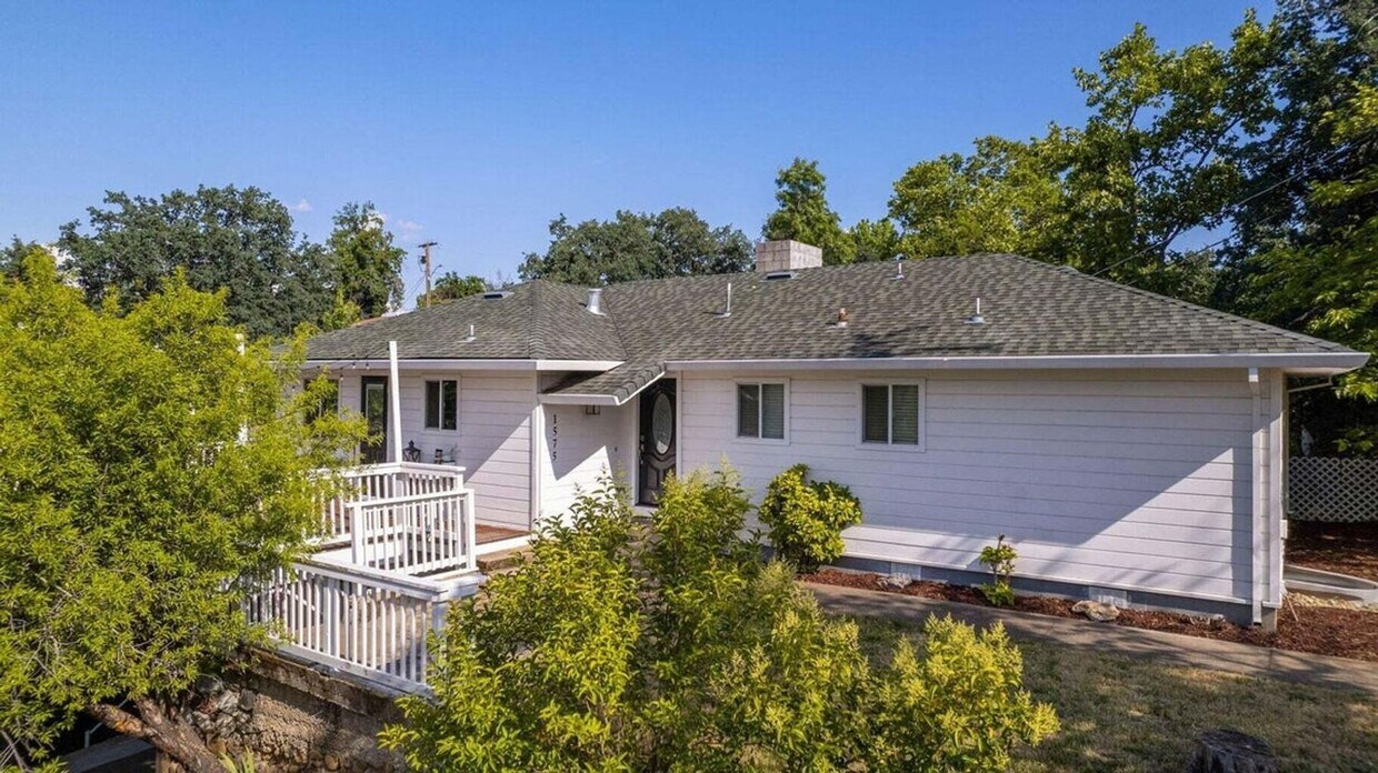 Primary Photo - Furnished $2100 or Unfurnished $1900 home ...