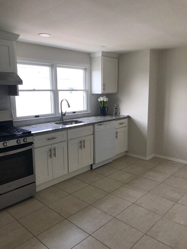 Bright eat in kitchen - 100 Carl Ave