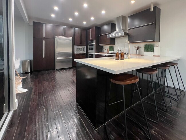 Foto del edificio - 3319 Wrightwood Dr
