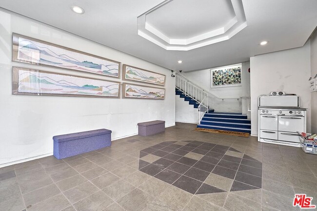 Building Photo - 326 S Manhattan Pl