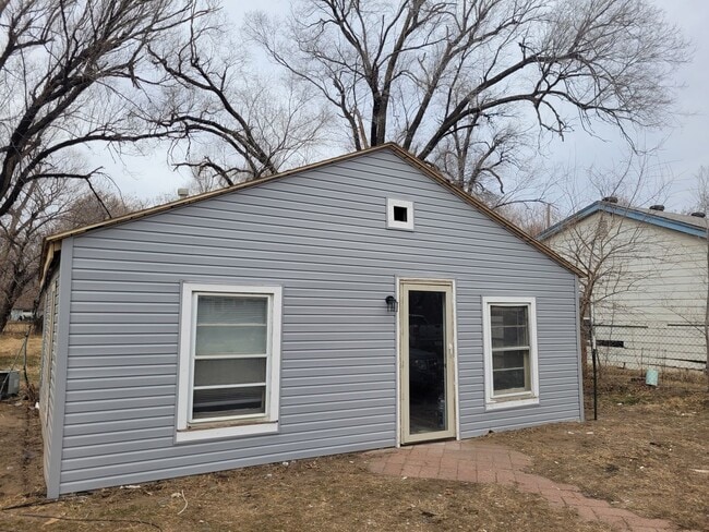 Building Photo - $850 - 2 bedroom/ 1 bathroom - Newly remod...