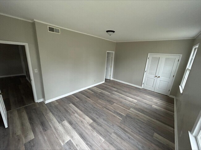 Building Photo - 421 10th St S