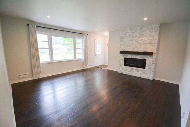 Foto del edificio - Updated 3 Bed 1.75 bath home in quiet location