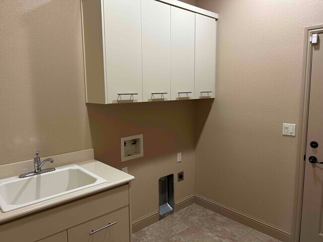 Foto del edificio - 4684 Falcon Crest Way