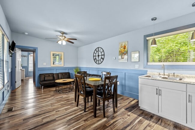 Building Photo - 2110 Las Flores Ln