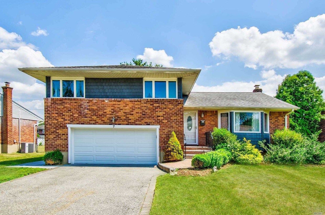 Primary Photo - 7 Aster Dr