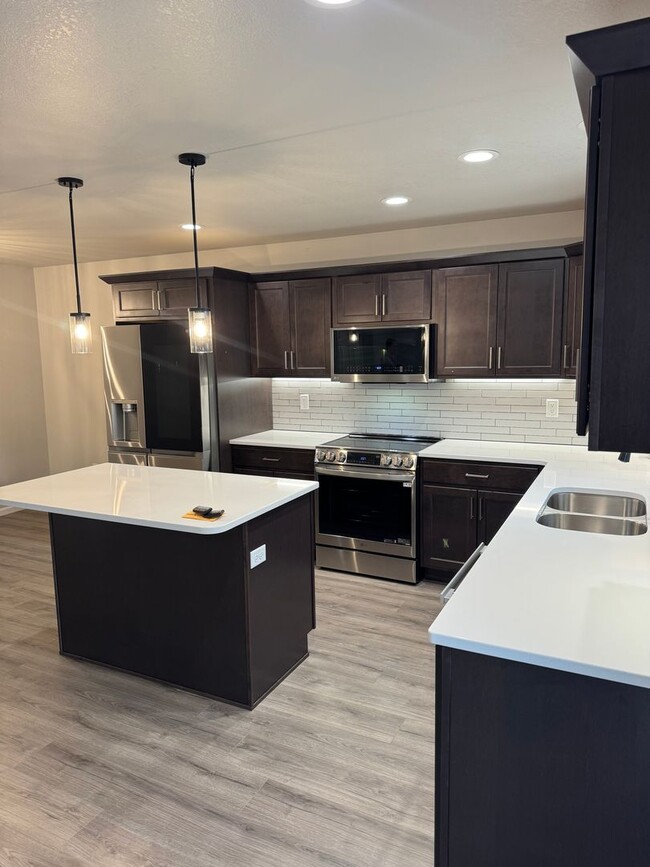 Building Photo - Modern 3-Bed Twinhome with Garage & Yard –...