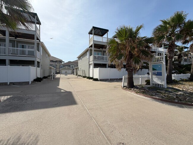 Building Photo - ISLAND TOWNHOME IN A GATED COMMUNITY