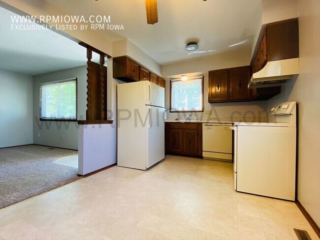 Foto del edificio - PRIVATE DUPLEX!! 2 Bedroom, 1 Bath with Ba...