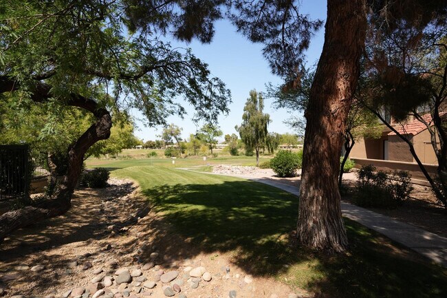 Foto del edificio - 4925 E Desert Cove Ave