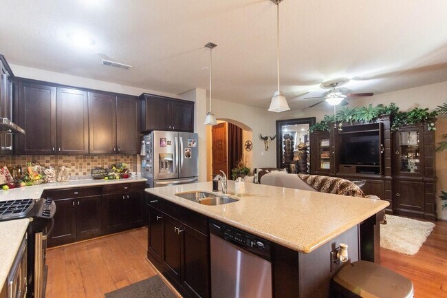 Foto del edificio - 1605 Brook Glen Dr