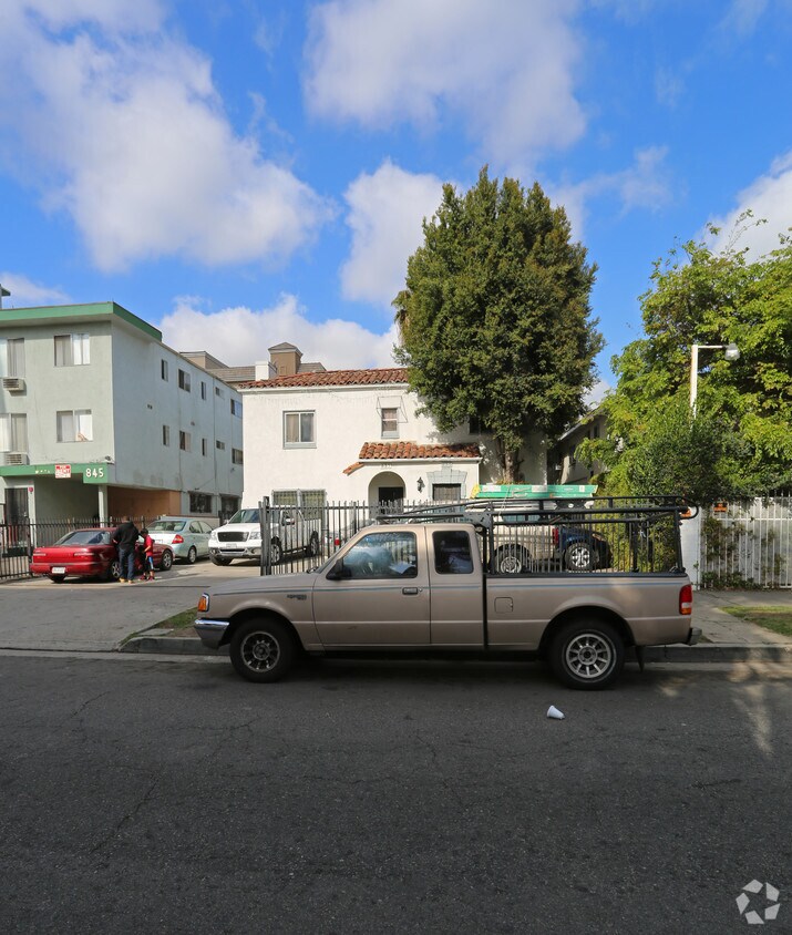 Building Photo - 835 S Kenmore Ave