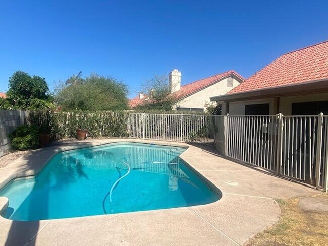 Building Photo - GILBERT HOME WITH PRIVATE POOL WALKING DISTANCE TO FREESTONE PARK