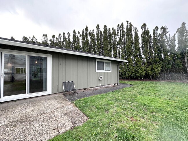Building Photo - Troutdale Duplex w/ Private Back Yard, W/S...