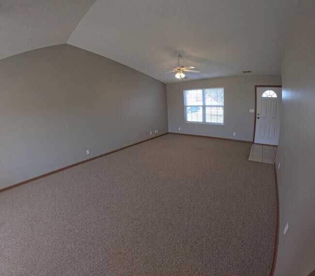 Foto del edificio - 2 bedroom and 2 bathroom property located ...