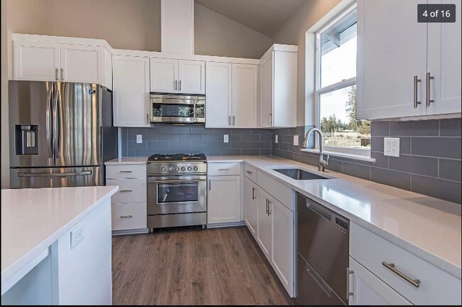 Building Photo - 994 E Horse Back Trail