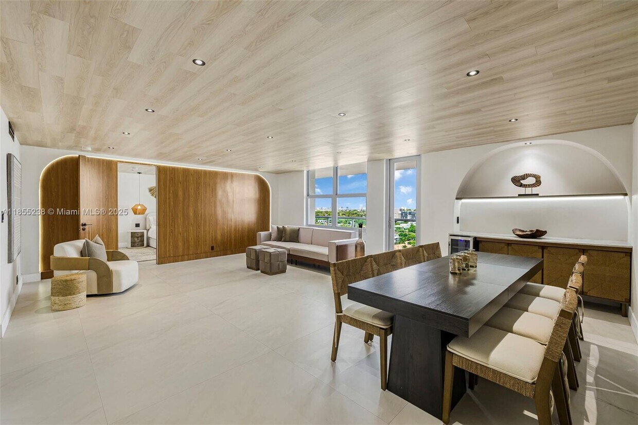 Primary Photo - 9511 Collins Ave