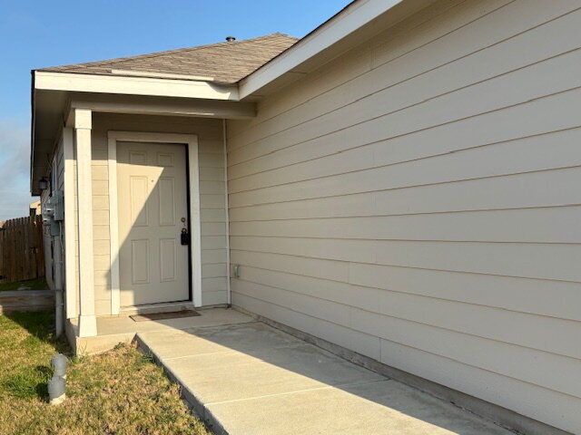 Building Photo - Medina Landing With Full Solar Power and Z...