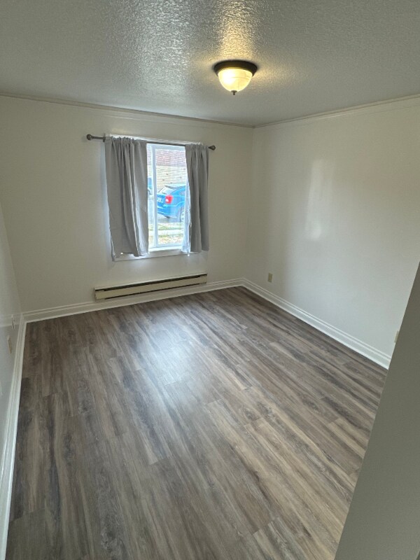 Foto del edificio - 218 E 3rd St