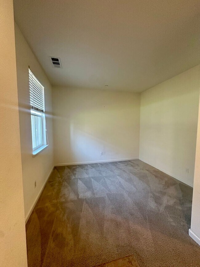 Building Photo - Spacious 3 Bedroom 2.5 Bath in HAYWARD!