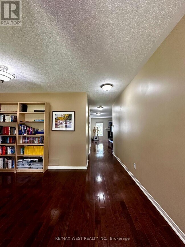 Building Photo - 119 Deerfox Dr