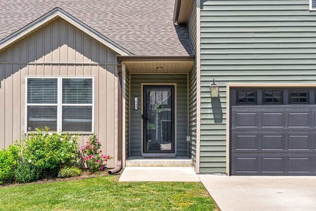 Foto del edificio - 3 bedroom Pet Friendly Home For Rent Near Needmore Road!