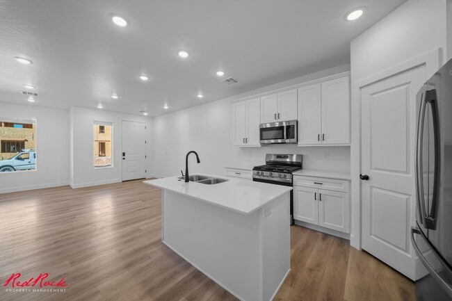 Foto del edificio - 3 Bedroom Townhome in Desert Color