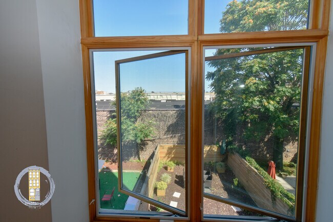 Foto del edificio - 358 Weirfield St