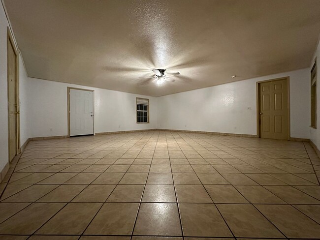 Foto del edificio - Downstairs apartment for rent