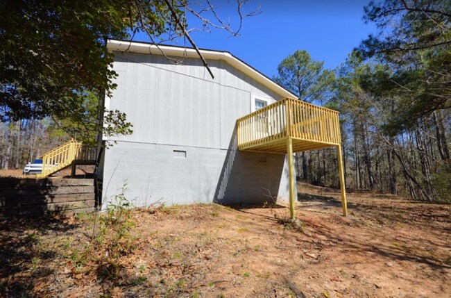 Building Photo - 3 Bedroom 2 Bath Large Lot