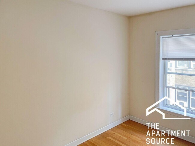 Foto del edificio - 3916 N Pine Grove Ave